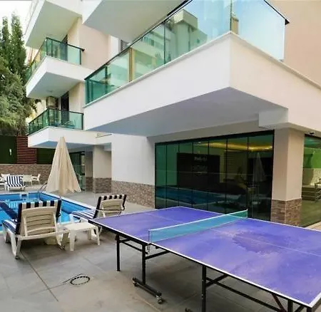 Apartment Cleopatra Crown